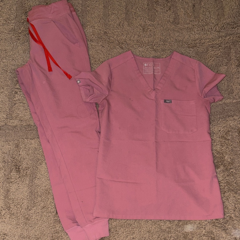 Figs pink scrub set